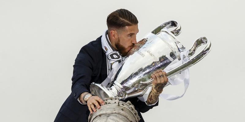 Sergio Ramos küsst die Champions-League-Trophäe und überflügelt im UEFA-Fan-Voting Cristiano Ronaldo und Lionel Messi