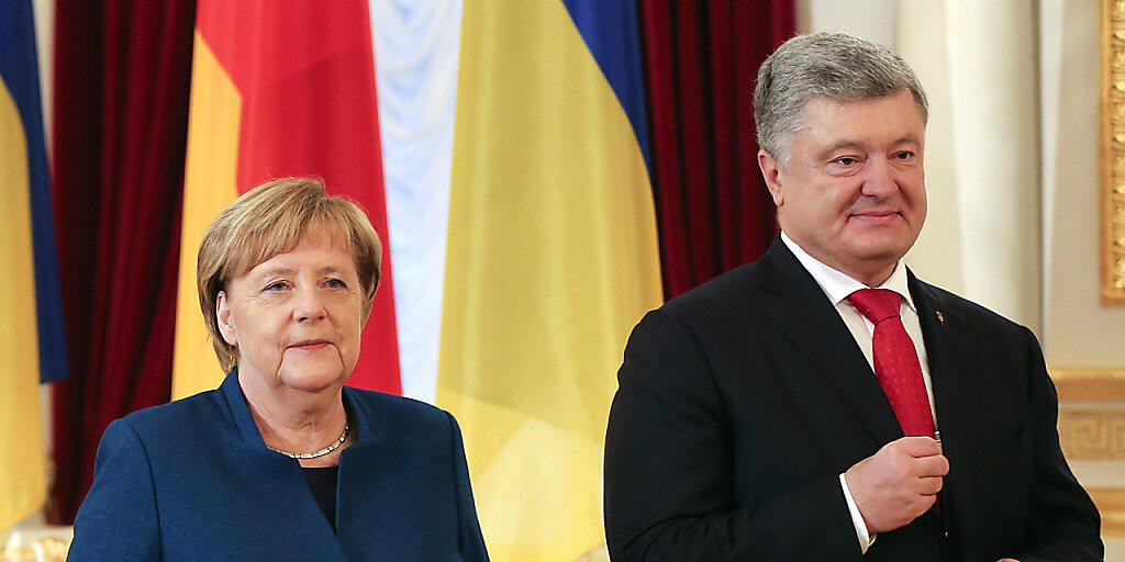 Die deutsche Kanzlerin Angela Merkel und der ukrainische Präsident Petro Poroschenko informieren nach ihrem Treffen die Medien.