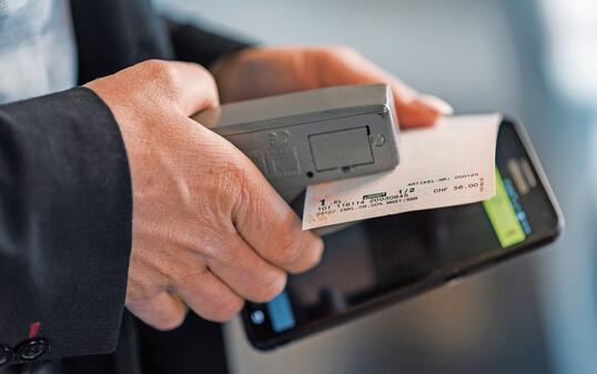 OEFFENTLICHER VERKEHR, ZUG, ZUEGE, SBB ZUG, SBB, SCHWEIZERISCHE BUNDESBAHNEN, ZUGPERSONAL, ZUGBEGLEITER, FAHRKARTENKONTROLLE, KONDUKTEUR, BILLETKONTROLLE, BILLETKONTROLLEUR, FAHRKARTENKONTROLLE, TICKETKONTROLLE, KONTROLLE, KONTROLLEUR, SCHAFFNER, BILLET, F