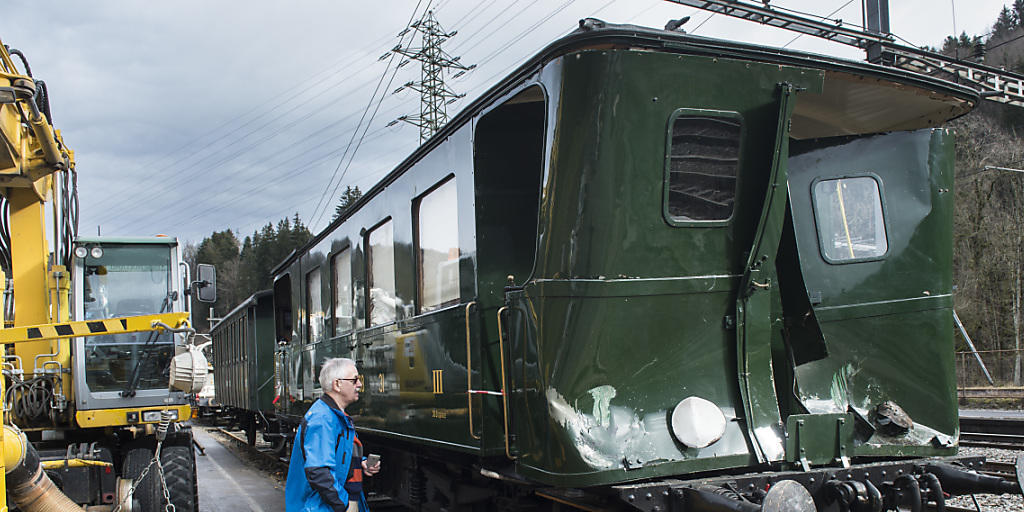 Blick auf den beschädigten Nostalgiezug in Sihlbrugg. Bei der Kollision der Dampflokomotive mit einem Bauwagen sind insgesamt 16 Menschen verletzt worden. (KEYSTONE/Ennio Leanza) Blick auf den beschädigten Nostalgiezug in Sihlbrugg. Bei der Kollision der Dampflokomotive mit einem Bauwagen sind insgesamt 16 Menschen verletzt worden. (KEYSTONE/Ennio Leanza)