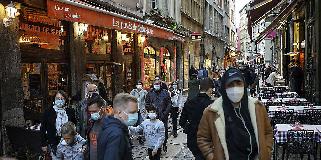In Frankreich haben sich binnen 24 Stunden 26 896 Menschen mit dem Coronavirus infiziert - das sind so viele wie noch nie seit Beginn der Pandemie. Foto: Laurent Cipriani/AP/dpa