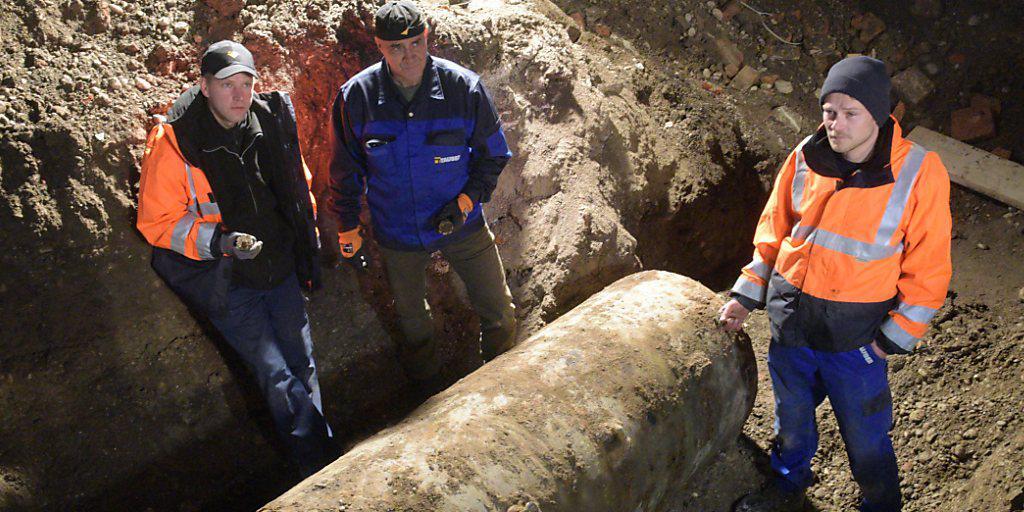 Mehr als 70 Jahre lag die britische Fliegerbombe in Augsburg unter der Erde ohne zu explodieren. Drei Zünder mussten dem Blindgänger aus dem Zweiten Weltkrieg am Sonntag entfernt werden, bis er entschärft war.