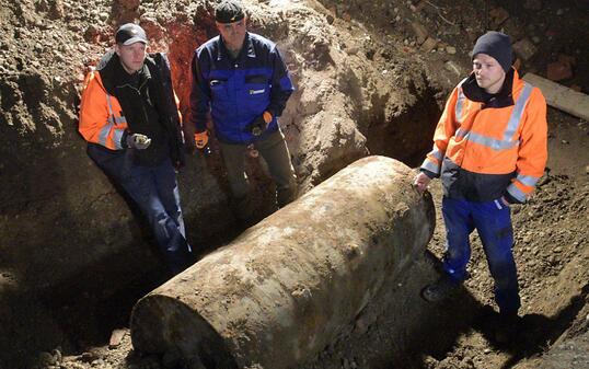 Mehr als 70 Jahre lag die britische Fliegerbombe in Augsburg unter der Erde ohne zu explodieren. Drei Zünder mussten dem Blindgänger aus dem Zweiten Weltkrieg am Sonntag entfernt werden, bis er entschärft war.