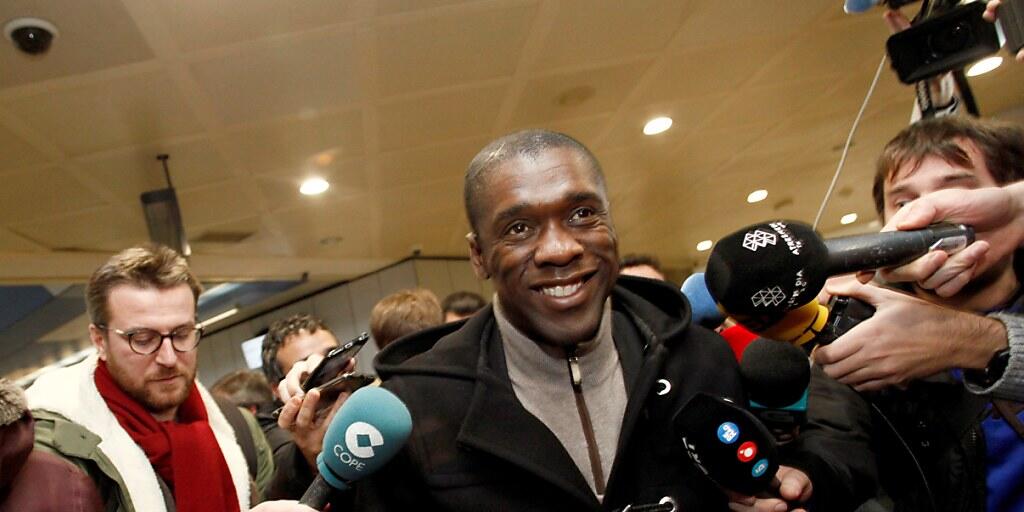 Clarence Seedorf wird in Spanien am Flughafen von den Medien empfangen
