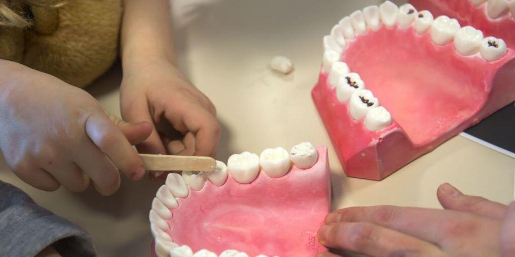 Die Zahngesundheit nimmt weltweit ab, warnen Forscher. Mitschuld ist die Industrie, die einerseits zahnschädigende Lebensmittel anbietet und andererseits Produkte propagiert, welche den Schäden zuvorkommen - ein doppelt lukratives Geschäft. (Symbolbild)