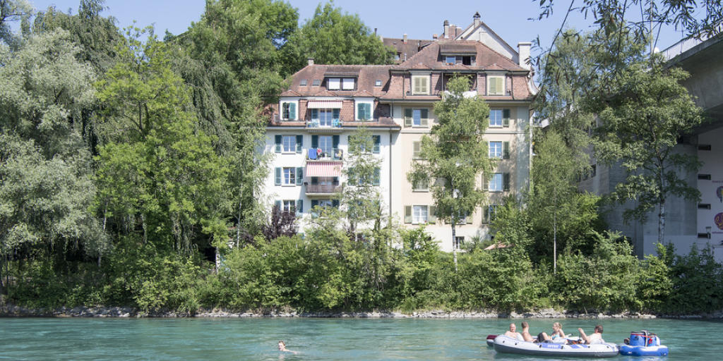 In der Aare schwimmen und dabei die Stadtkulisse Berns bewundern: Diese lebendige Tradition zählt neu zum immateriellen Kulturerbe der Schweiz. (Archivbild) In der Aare schwimmen und dabei die Stadtkulisse Berns bewundern: Diese lebendige Tradition zählt neu zum immateriellen Kulturerbe der Schweiz. (Archivbild)