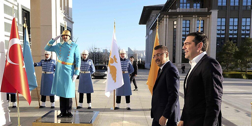 Keine grossen Ergebnisse zu erwarten: Der türkische Vizepräsident  Fuat Oktay (hinten) empfängt den griechischen Premierminister Alexis Tsipras in Ankara.