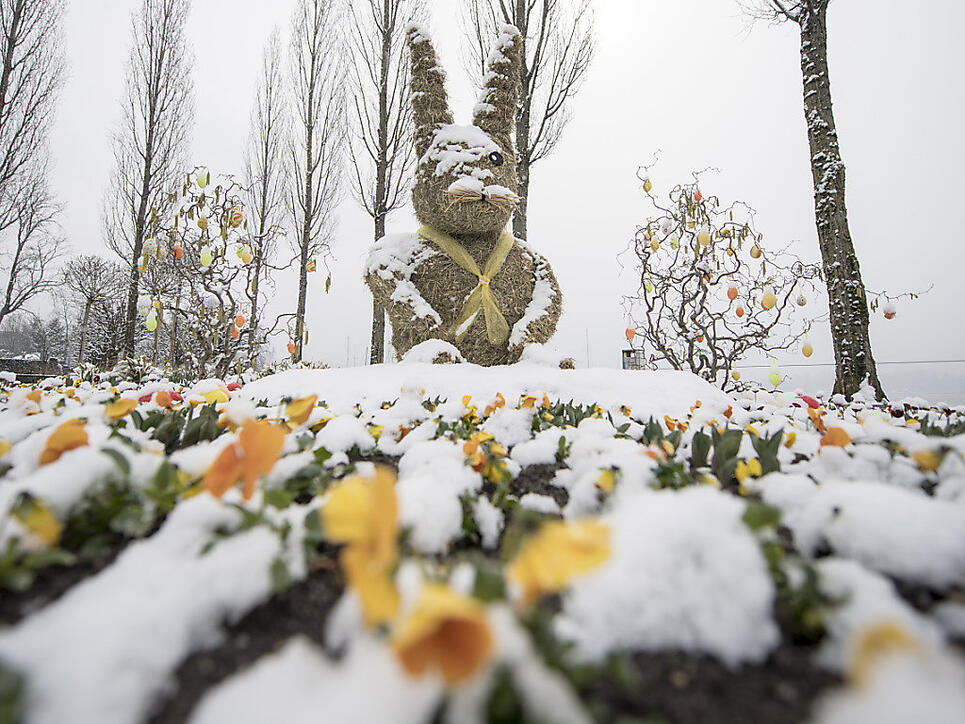 Auch der Stroh-Osterhase am Carl-Spitteler-Quai in Luzern muss noch etwas auf die wärmende Frühlingssonne warten - trotz Frühlingsbeginn.