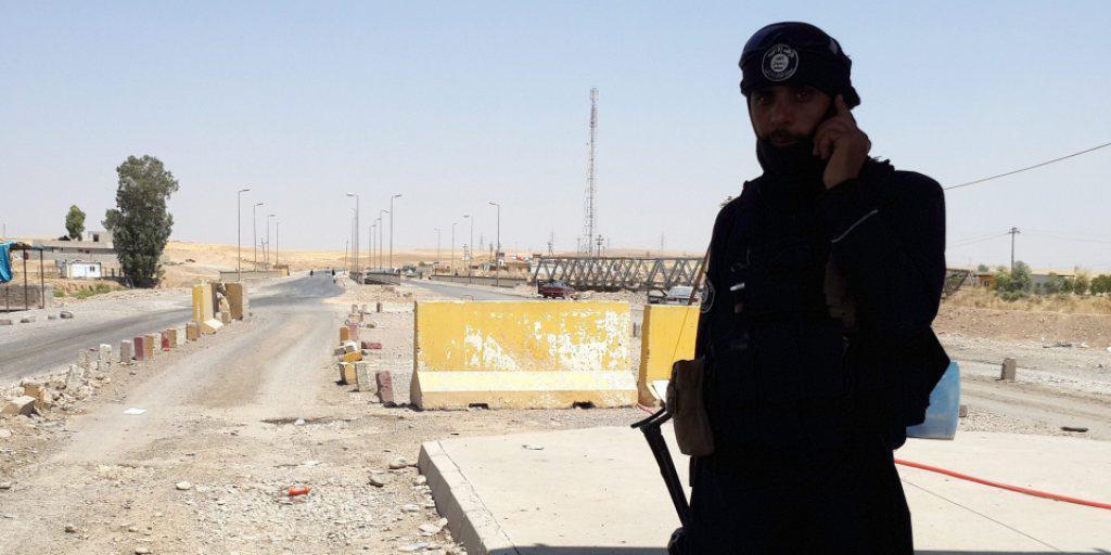 Mutmasslicher IS-Kämpfer im Norden Iraks: Die Terrormiliz hat möglicherweise einen syrischen Piloten gefangen genommen. (Symbolbild)