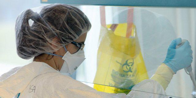 Eine Wissenschaftlerin forscht an der ETH Lausanne zur Turberkulose