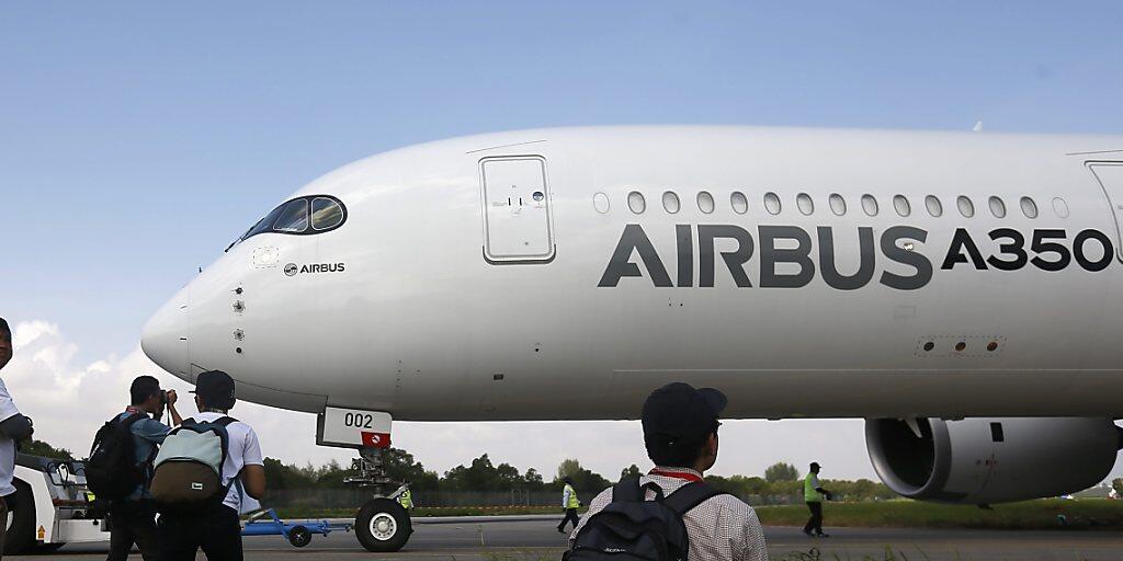 Der europäische Flugzeugbauer Airbus hat im vergangenen Jahr laut Brancheninsidern so viele Maschinen wie nie zuvor ausgeliefert. (Archivbild)