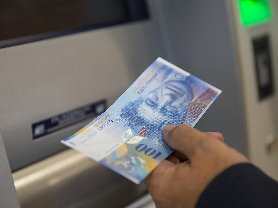 Die Lohnschere hat sich in der Schweiz zwischen 2008 und 2016 leicht geschlossen. Im Schnitt verdienen Arbeitnehmende 6502 Franken im Monat.