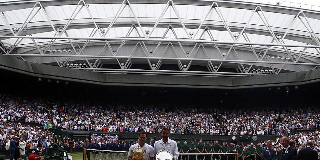 Bisher einziger Platz in Wimbledon mit einem Dach: Roger Federer nach seinem Finalsieg gegen Marin Cilic auf dem Centre Court Bisher einziger Platz in Wimbledon mit einem Dach: Roger Federer nach seinem Finalsieg gegen Marin Cilic auf dem Centre Court
