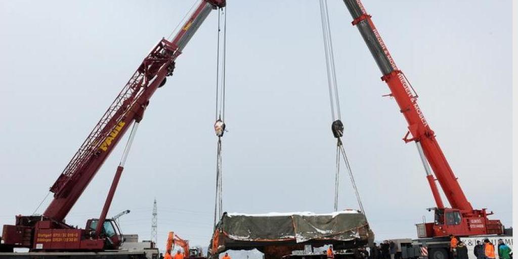 Archäologie für einmal nicht mit Schäufelchen und Pinselchen sondern mit Kränen: Im Baden-Württembergischen Hebertingen ist ein frühkeltisches Prunkgrab en bloc ausgehoben worden. (dpa)