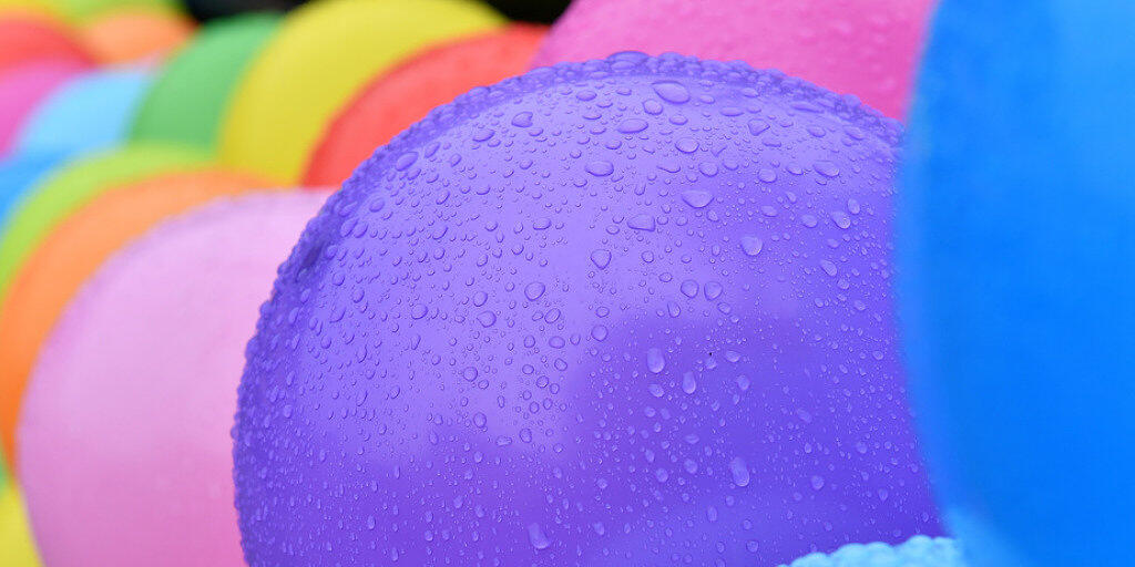 Bunte Luftballons mit Regentropfen - laut Forschern sind Ballons oder Ballonteile der t&ouml;dlichste M&uuml;ll im Meer. (Symbolbild)