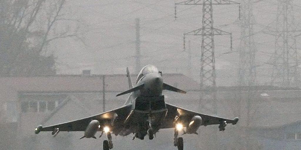 Er hebt bei den Kandidatentests in Payerne VD als erster ab: der Eurofighter Typhoon - hier ein Exemplar der deutschen Luftwaffe beim Testflug auf dem Flugplatz Emmen LU. (Archivbild) Er hebt bei den Kandidatentests in Payerne VD als erster ab: der Eurofighter Typhoon - hier ein Exemplar der deutschen Luftwaffe beim Testflug auf dem Flugplatz Emmen LU. (Archivbild)
