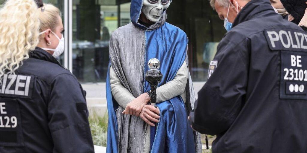 Ein Ausserirdischer wird auf einer deutschen Anti-Lockdown-Demo kontrolliert. Theoretisch stammt er aus einer von 36 möglichen Zivilisationen. Seine Anreise war lang: mindestens 17'000 Lichtjahre. (Symbolbild)