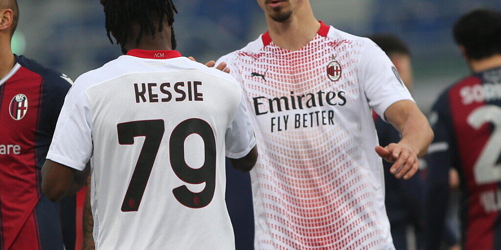 Zlatan Ibrahimovic für einmal nur in der Rolle des Gratulanten: Der schwedische Routinier verschiesst einen Penalty - Milan siegt trotzdem