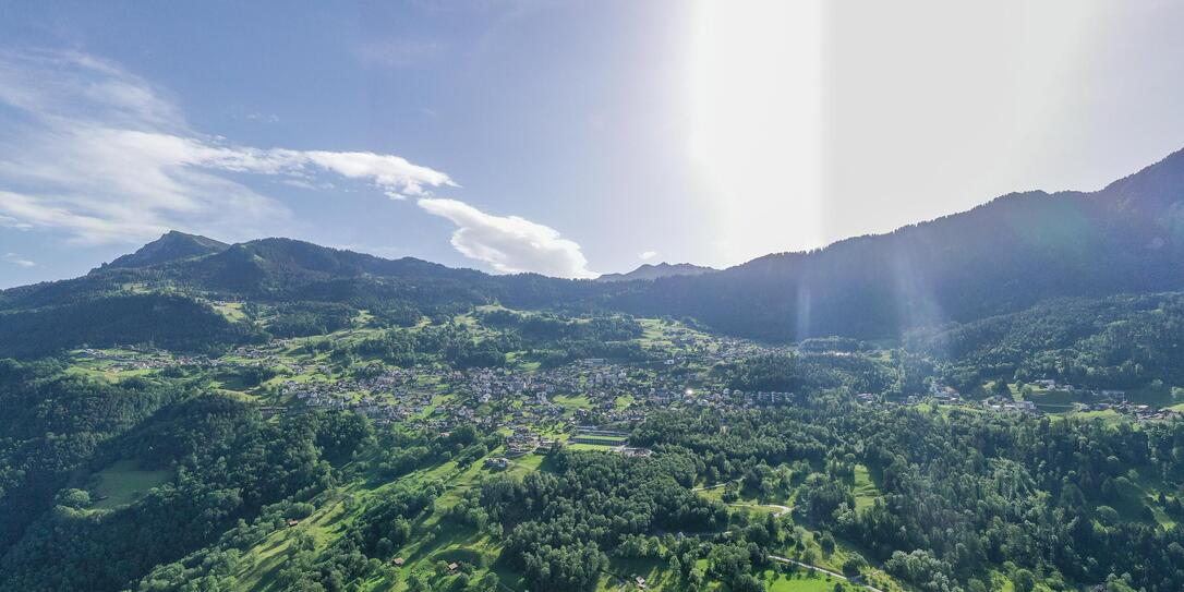 DROHNENAUFNAHME VON TRIESENBERG, STEG, MALBUN