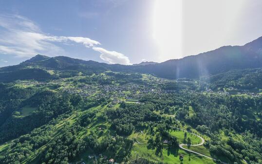 DROHNENAUFNAHME VON TRIESENBERG, STEG, MALBUN