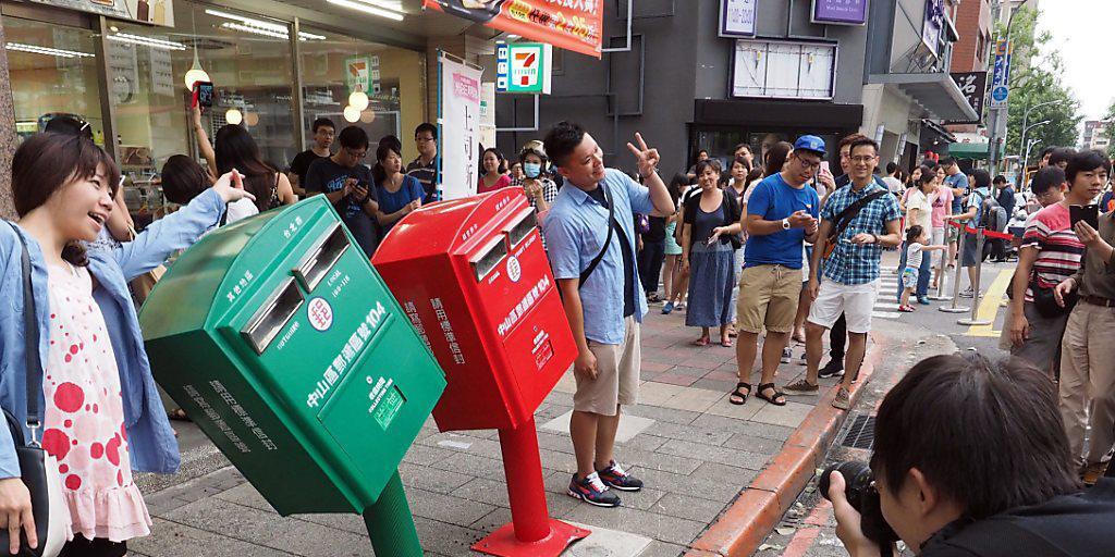 Haben den verheerenden Sturm in Schräglage überstanden und begeistern nun zahlreiche Touristen: zwei Briefkästen in Taipehs Innenstadt.