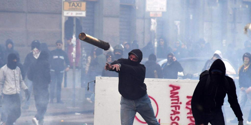 Bei den Protesten in Neapel gegen den Auftritt des Lega-Nord-Chefs Matteo Salvini wurden mehrere Personen verletzt.