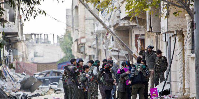 Kurdische Kämpfer in Kobane während einer kurzen Pause (Archiv)
