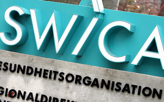 Die Krankenkassengruppe Swica hat 2018 wegen Einbruch am Aktienmarkt weniger Gewinn gemacht. (Archiv)