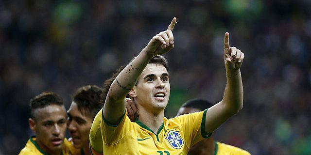 Der Brasilianer Oscar feiert seinen Treffer zum 1:1