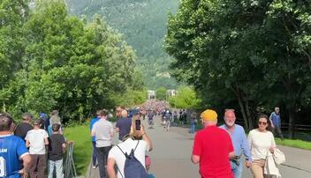 Einzug der schottischen Fans beim Rheinpark
