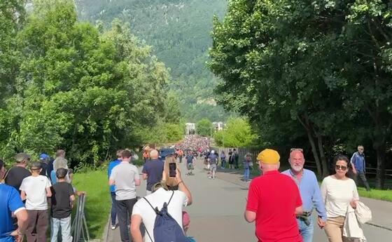 Einzug der schottischen Fans beim Rheinpark