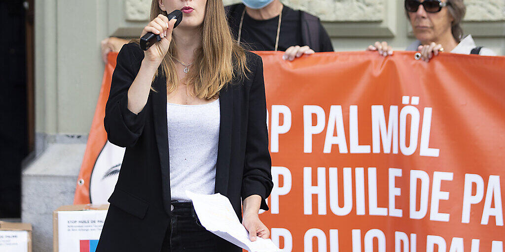 Das Referendum gegen das Wirtschaftsabkommen mit Indonesien ist formell zu Stande gekommen. (Ronja Jansen, Präsidentin der JUSO bei der Einreichung des Referendums "Stop Palmöl" am 22. Juni 2020 in Bern)