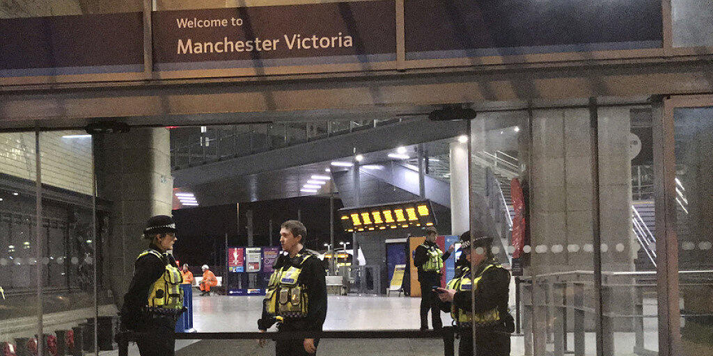 Bei einer Messerattacke in Manchester sind am Silvesterabend drei Menschen verletzt worden. Ein Mann, eine Frau und ein Polizist wurden bei dem Angriff in der Nähe des Victoria-Bahnhofs verletzt.