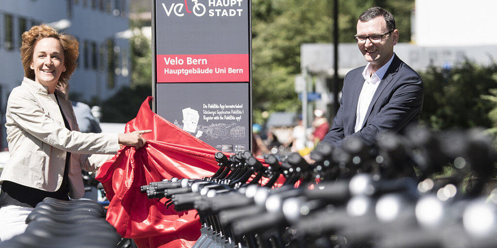 Da war die Berner Velowelt noch in Ordnung: Die Berner Gemeinderätin Ursula Wyss (links) und Bruno Rohner, Geschaeftsführer PubliBike, (rechts) eröffneten Ende Juni das Veloverleihsystem "Velo Bern", in Bern.