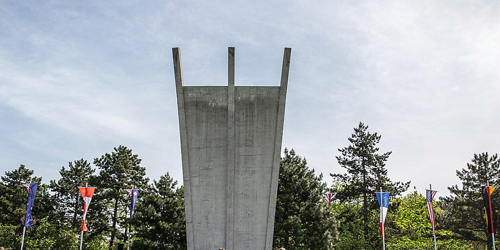 Am Luftbrückendenkmal ist an das Ende der Berlin-Blockade vor 70 Jahren erinnert worden. Am Luftbrückendenkmal ist an das Ende der Berlin-Blockade vor 70 Jahren erinnert worden.