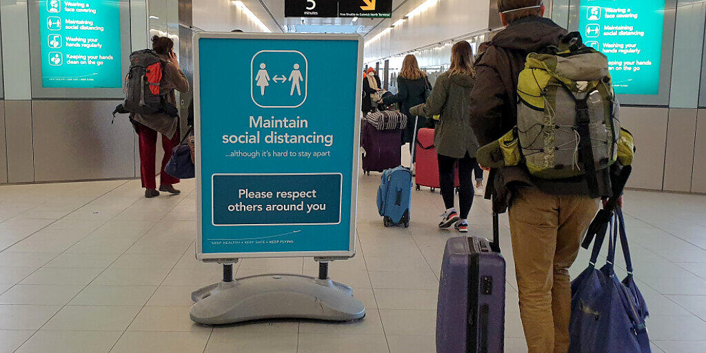 Passagiere am Flughafen Gatwick bei London. Foto: Gareth Fuller/PA Wire/dpa