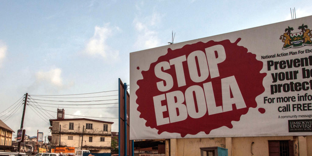 Ein Schild wirbt in Sierra Leones Hauptstadt Freetown für Ebola-Prävention. Im Land ist ein neuer Ebola-Fall bekanntgeworden, nur einen Tag nachdem die WHO Westafrika für Ebola-frei erklärt hat.