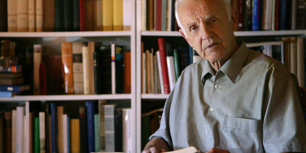 ARCHIV - Der Schriftsteller Günter de Bruyn, sitzt mit einem Buch in der Hand in seinem Haus. Der Schriftsteller Günter de Bruyn («Buridans Esel») ist tot. Foto: Patrick Pleul/dpa-Zentralbild/dpa ARCHIV - Der Schriftsteller Günter de Bruyn, sitzt mit einem Buch in der Hand in seinem Haus. Der Schriftsteller Günter de Bruyn («Buridans Esel») ist tot. Foto: Patrick Pleul/dpa-Zentralbild/dpa