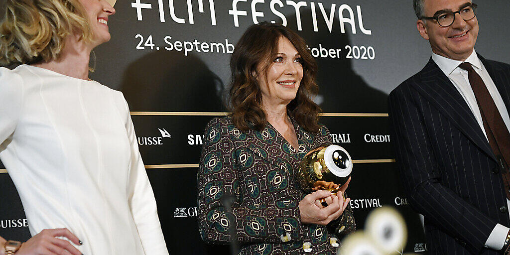 Glamouröse Medienkonferenz: Die neue ZFF-Leitung Elke Meyer (links) und Christian Jungen (rechts) hat Überraschungsgast Iris Berben (Mitte) geehrt. Die deutsche Schauspielerin holte ihren Golden Eye Award frühzeitig ab. Glamouröse Medienkonferenz: Die neue ZFF-Leitung Elke Meyer (links) und Christian Jungen (rechts) hat Überraschungsgast Iris Berben (Mitte) geehrt. Die deutsche Schauspielerin holte ihren Golden Eye Award frühzeitig ab.