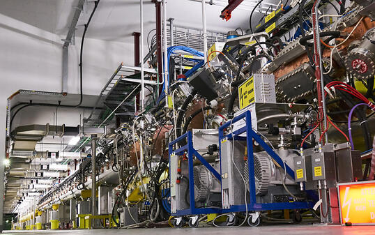 Um den Protonenstrahl für den LHC in Fahrt zu bringen, soll künftig der neue Lineare Beschleuniger Linac 4 den ersten Schritt übernehmen.