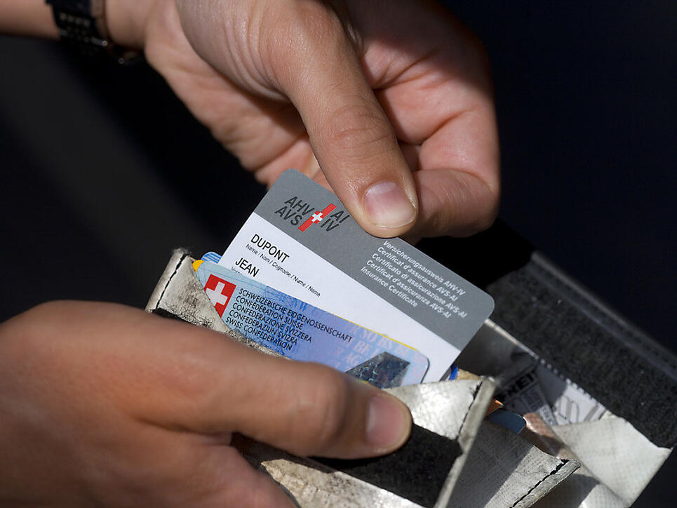 Seit Mitte 2008 hat AHV-Nummer 13 statt elf Stellen. Grund für den Wechsel war, dass der AHV die Nummern ausgingen. Die neuen Nummern sollten keine Rückschlüsse mehr auf die Person zulassen. In den alten Nummern waren Geburtsdatum, Geschlecht, Initialen und Staatsangehörigkeit abzulesen. (Archiv)