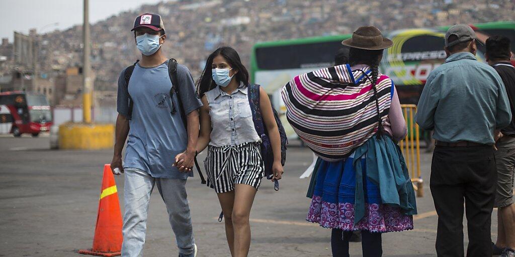 Um die Ausbreitung des Coronavirus in Peru zu verlangsamen, ergreift der peruanische Präsident Martin Vizcarra ungewöhnliche Massnahmen. So dürfen Männer und Frauen künftig nur an bestimmten Tagen getrennt nach Geschlecht auf der Strasse sein. Sonntags darf niemand das Haus verlassen. (Archivbild)