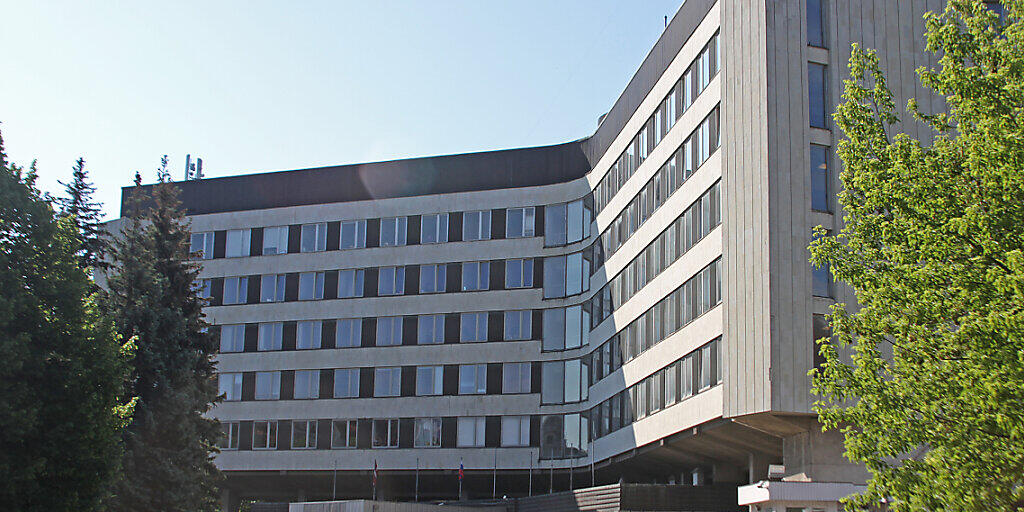 Das Geb&auml;ude des Zentralkomitees der Kommunistischen Partei der Sowjetrepublik, das heute unter dem Namen &laquo;World Trade Center&raquo; als B&uuml;rogeb&auml;ude genutzt wird. Das Geb&auml;ude soll abgerissen werden, um hier eine neue Konzerthalle zu erreichten. Foto: Alexander Welscher/dpa