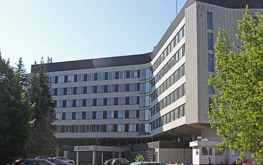 Das Gebäude des Zentralkomitees der Kommunistischen Partei der Sowjetrepublik, das heute unter dem Namen «World Trade Center» als Bürogebäude genutzt wird. Das Gebäude soll abgerissen werden, um hier eine neue Konzerthalle zu erreichten. Foto: Alexander Welscher/dpa