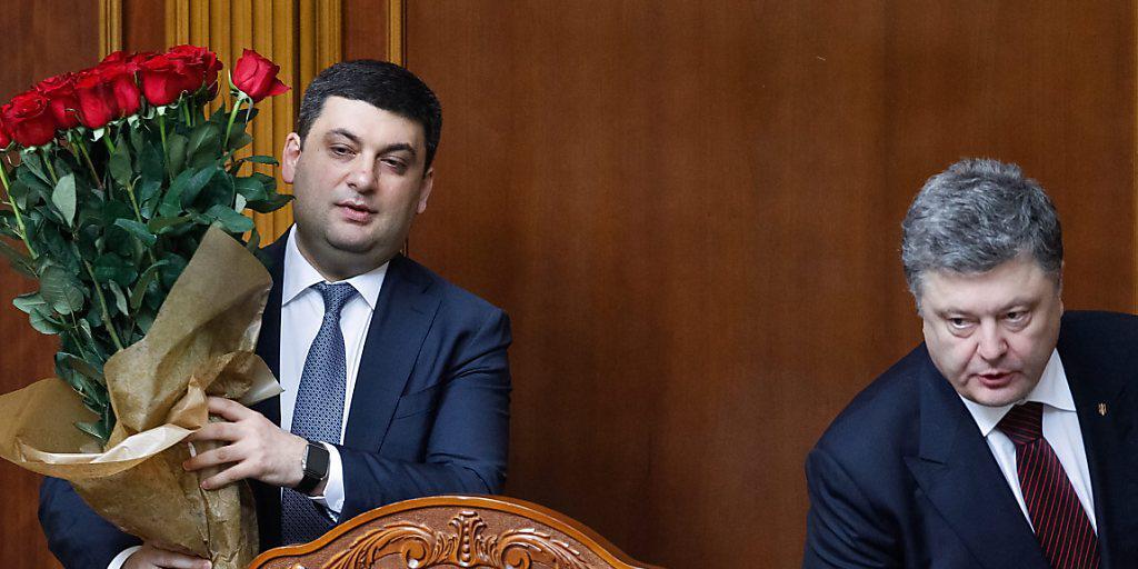 Der neugewählte ukrainische Ministerpräsident Wladimir Groisman (links) nach der Wahl im Parlament. Er war der einzige Bewerber und Wunschkandidat von Staatspräsident Petro Poroschenko (rechts).