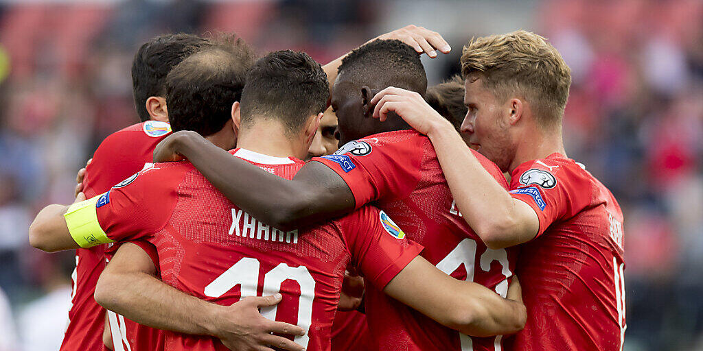 Schweizer Jubel gegen Gibraltar nach dem Führungstor von Denis Zakaria (zweiter von rechts)