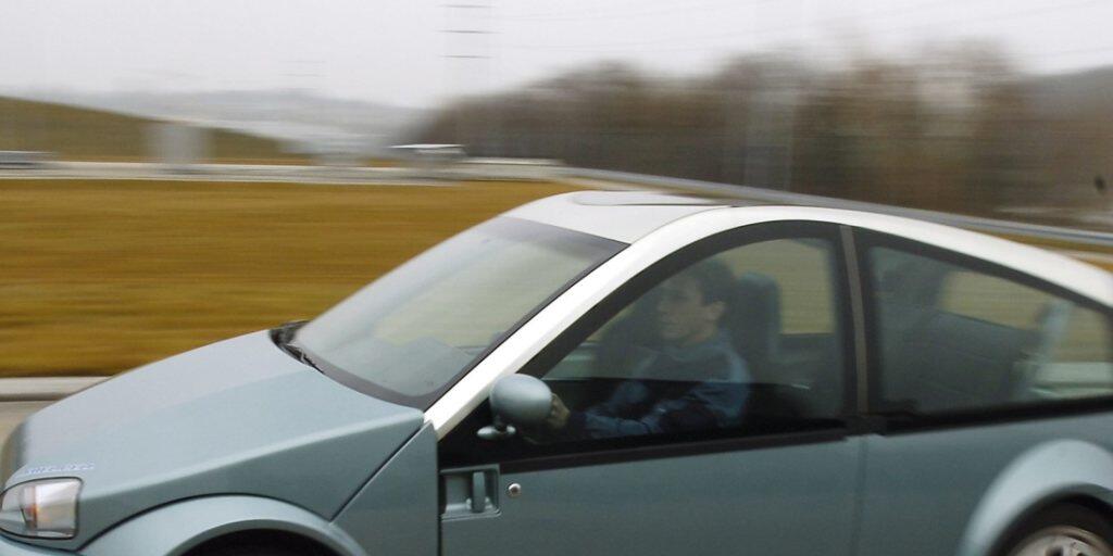 Autos mit Wasserstoffantrieb gibt es schon lange: Der von Michelin und dem Paul-Scherrer-Institut entwickelte Prototyp im Bild etwa wurde 2006 präsentiert. Eine Entwicklung der ETH Lausanne soll nun das Problem der fehlenden Tankstellen lösen.