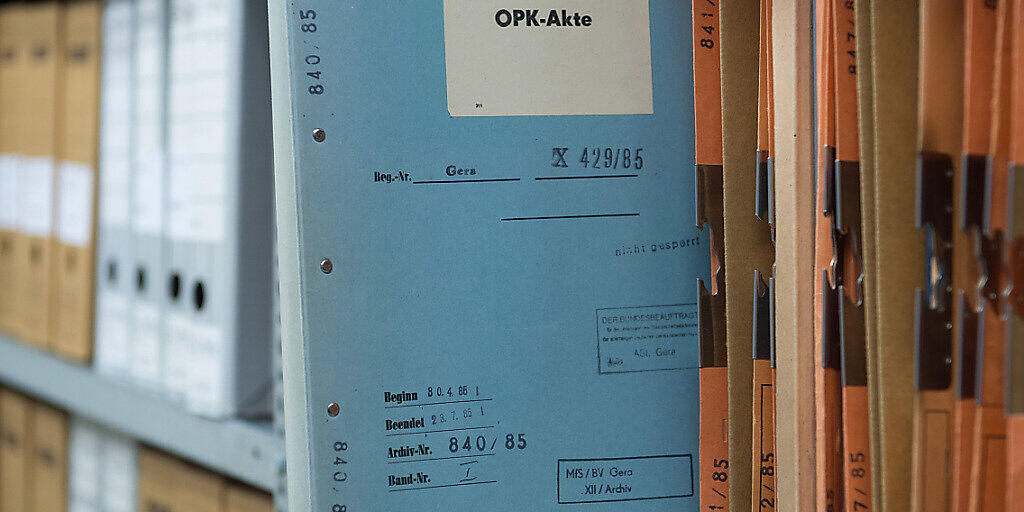 ARCHIV - Eine Stasi-Akte mit der Aufschrift OPK-Akte (Operative Personenkontrolle) steckt in der BStU-Außenstelle in Gera (Thüringen) in einem Regal. Foto: Sebastian Kahnert/dpa-Zentralbild/dpa