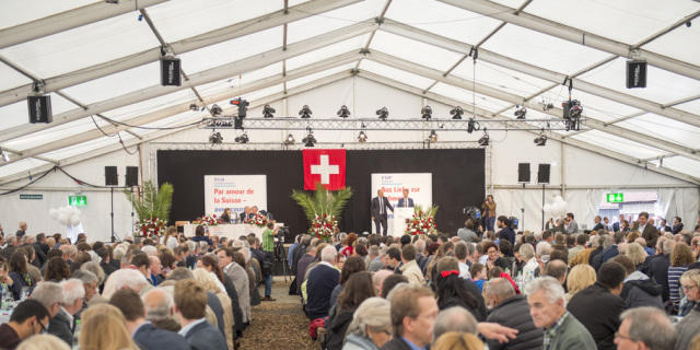 Über 1000 Personen waren im Zelt auf dem Stierenmarktareal zugegen