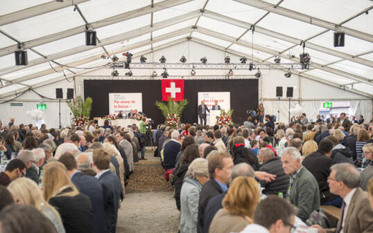 Über 1000 Personen waren im Zelt auf dem Stierenmarktareal zugegen